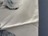 une photo d'une photo représentant un chien allongé sur une serviette