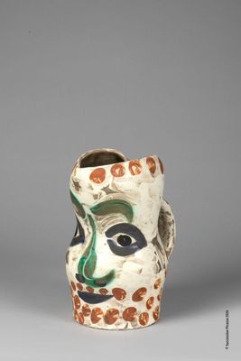 une image représentant un vase sur lequel est peint un visage