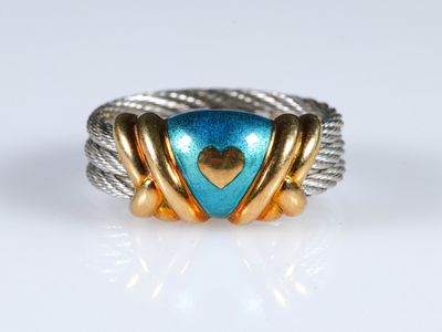 un gros plan d'une bague ornée d'un cœur