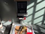 un téléphone portable posé sur une boîte, sur une table