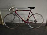 un vélo appuyé contre un mur dans une pièce