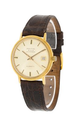 gros plan d'une montre sur fond blanc avec un bracelet marron