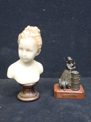 un petit buste de femme et une statue représentant une jeune fille