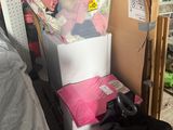 un tas d'objets dans une pièce où se trouve un bébé dans une poussette