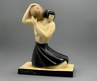 statue d'un homme tenant un pot sur la tête