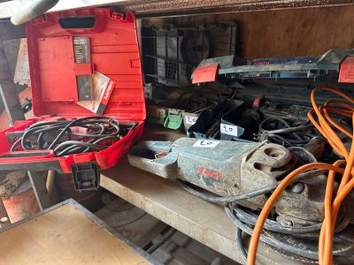 une boîte à outils rouge remplie d'outils et d'autres objets