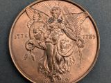 un gros plan d'une pièce de monnaie sur laquelle figure un ange