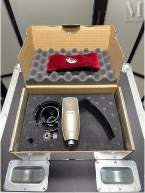 une boîte contenant un microphone et d'autres objets
