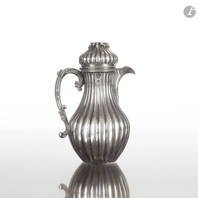 une cafetière en argent posée sur une table