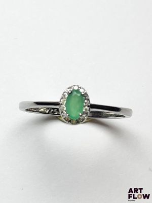 Gros plan sur une bague ornée d'une pierre verte