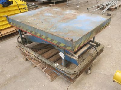 une photo d'une pièce métallique posée sur une palette
