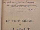 un livre ouvert dont la couverture porte un titre écrit à la main