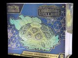 un gros plan d'une boîte de cartes à collectionner Pokémon sur fond noir