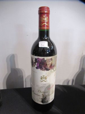 une bouteille de vin posée sur une table à côté d'une bouteille de vin