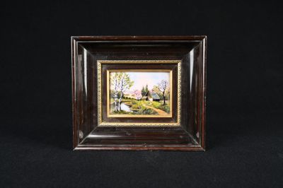 une peinture représentant une petite maison dans un cadre en bois sur fond noir
