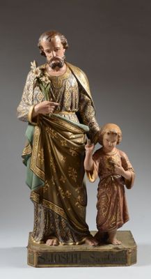l'image d'une statue d'un homme tenant un enfant dans ses bras
