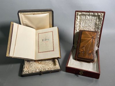 deux livres ouverts posés dans une boîte sur une table