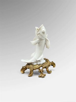 une photo représentant une statue de poisson posée sur une table