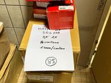 une pile de cartons et un panneau posé par terre