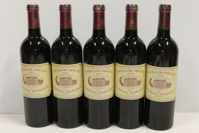 six bouteilles de vin sont alignées sur une table