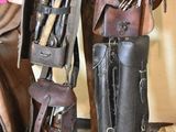 une femme qui se tient à côté d'un rack avec des outils