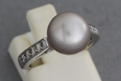 Bague en or ornée d’une perle épaulée de deux lignes de diamants. P 4, - Photo 1