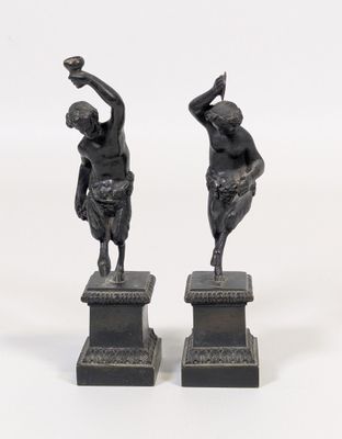 paire de figurines anciennes en bronze représentant un homme et une femme