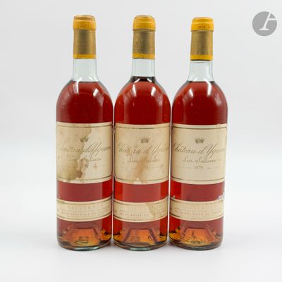 trois bouteilles de vin posées les unes à côté des autres sur une surface blanche