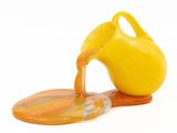 un liquide orange qui s'écoule d'une cruche jaune