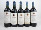 cinq bouteilles de vin rouge alignées les unes à côté des autres