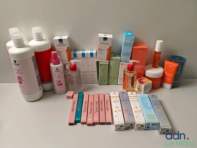 de nombreux types de produits de soins de la peau sur la table
