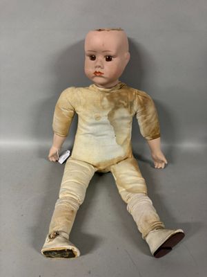POUPEE. Tête et mains en porcelaine - Corps en tissu.