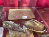 une vitrine en verre contenant divers objets