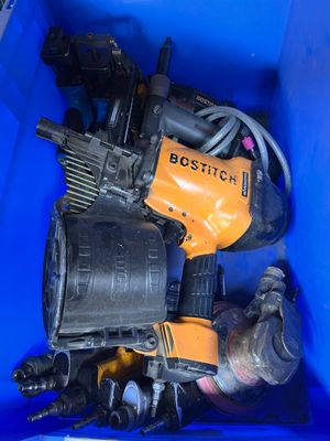 une boîte bleue contenant tout un tas d'outils