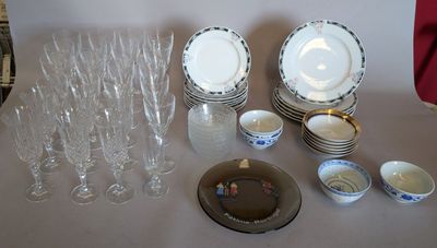 une table avec beaucoup d'assiettes et de tasses