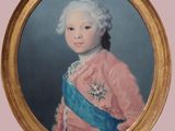 portrait d'un jeune garçon vêtu d'un manteau rose et d'une écharpe bleue