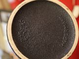 un gros plan d'une poêle noire posée sur une table