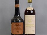 deux bouteilles de vin posées l'une à côté de l'autre sur une table