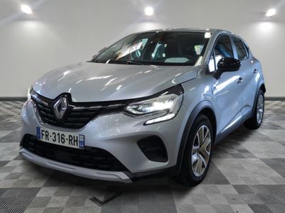 une voiture argentée garée dans une pièce au sol en damier
