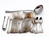 beaucoup de cuillères en argent et de cuillères sur la table