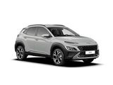 un SUV Hyundai Kona 2021 de couleur argentée garé devant un fond blanc