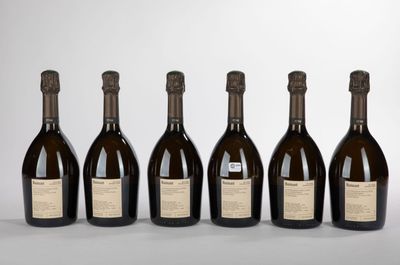 six bouteilles de vin sont alignées dans une rangée
