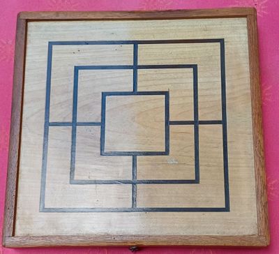 une image représentant une boîte en bois ornée d'un motif en labyrinthe