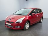la petite voiture rouge est garée dans une grande pièce