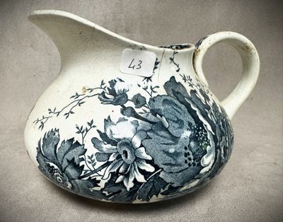 un pichet bleu et blanc orné d'un motif floral