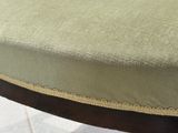 un gros plan d'une chaise sur laquelle est posé un coussin