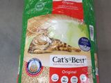 un gros plan sur un sac de litière « Cat's Best » posé sur une table