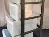 une pile de récipients en plastique posée sur une table
