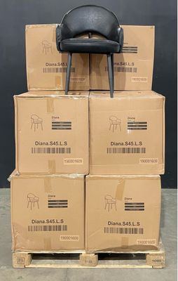 une pile de cartons et une chaise posés sur une palette