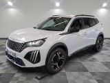 le 4x4 blanc est garé sur le sol en damier d'un garage